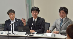 記者説明会の様子(左から,入舩GRCセンター長,境助教,出倉助教.)