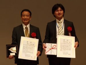 野村龍一GRC研究員(右)と、学会賞受賞者の清水克哉大阪大学教授