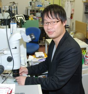 実験室での門林さん