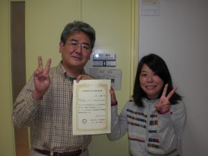 土田さん(右)と,亀山教授(左)